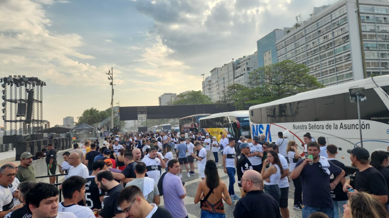 Versus Ansiedad franjeada Hinchas de Olimpia invaden Río de Janeiro