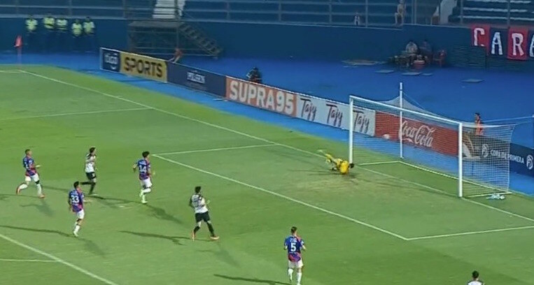 Versus / La floja reacción de Jean Fernandes en el gol de Tacuary