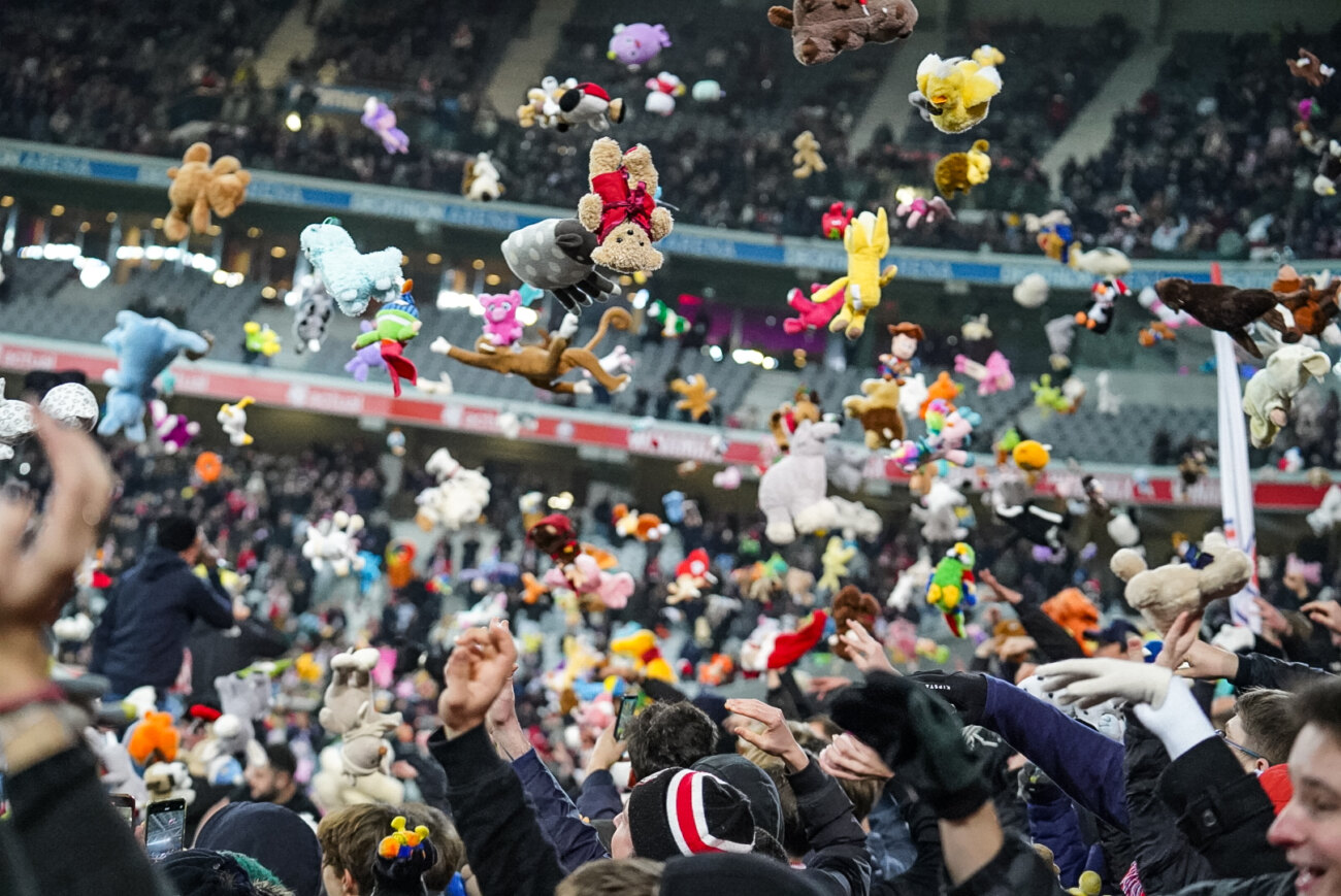 Hermoso gesto navideño Hinchas del Lille arrojaron peluches para los