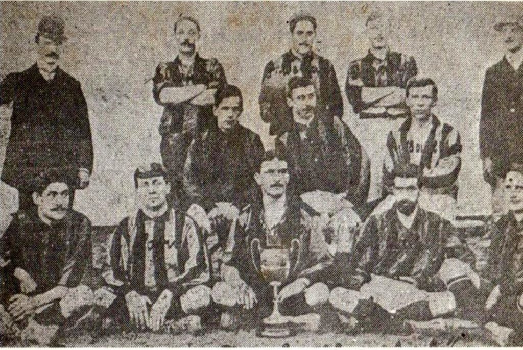 Versus / Una historia de 114 años El primer partido oficial del fútbol