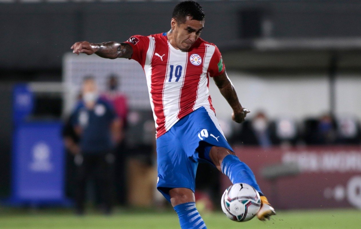 Photo: Paraguay forward Dario Lezcano beats Colombia midfielder