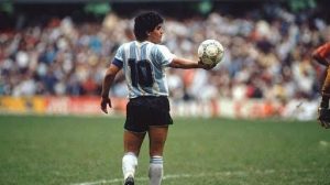 El balón de la Mano de Dios de Maradona se subastará en EEUU