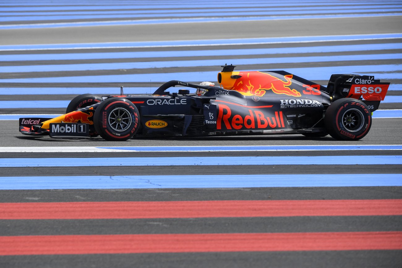 Versus / mercedes y red bull se reparten las libres en francia