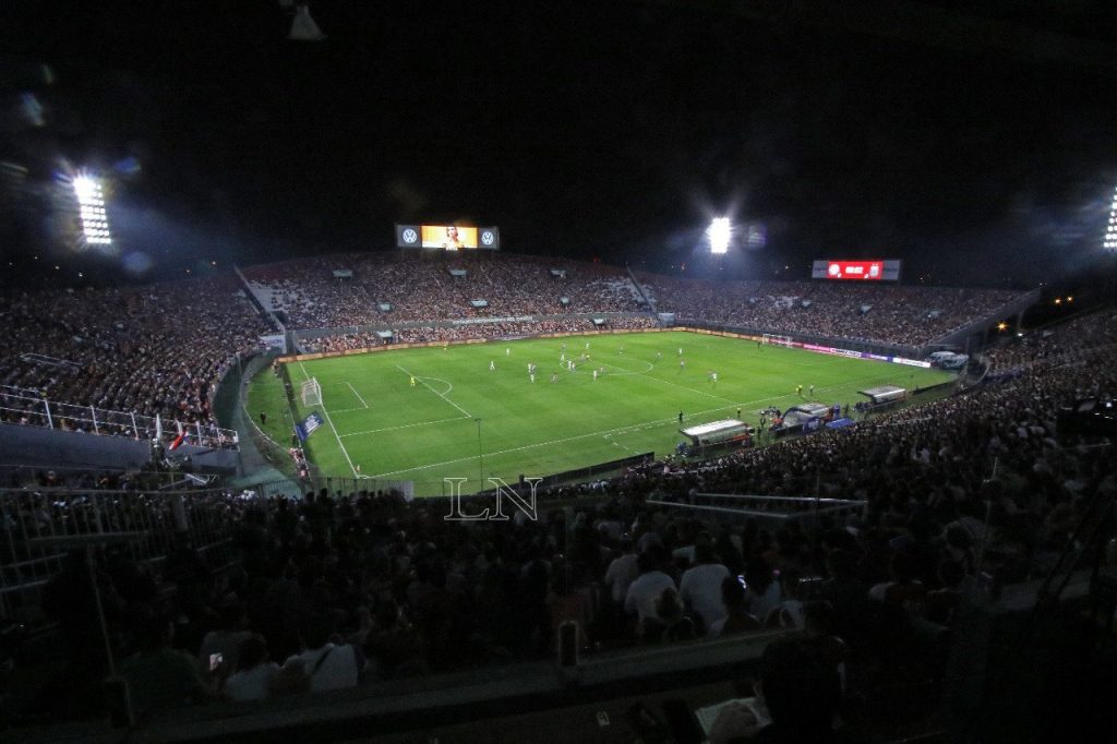 Versus Solo hubo 17.000 personas en el Defensores del Chaco