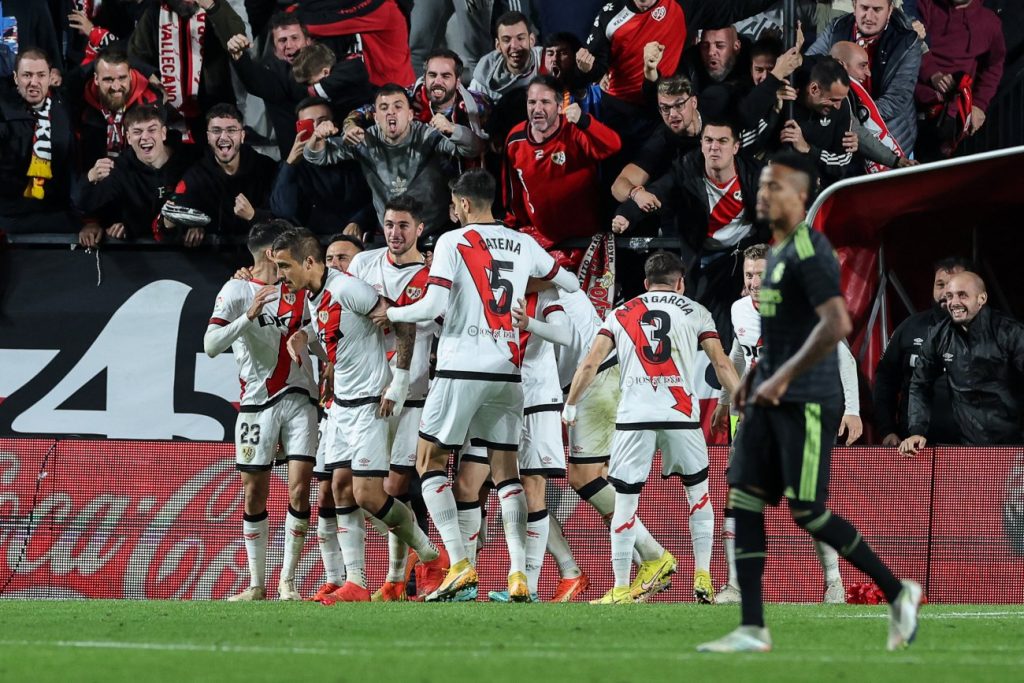 Real Madrid fue sorprendido por el Rayo Vallecano y deja la punta de ...