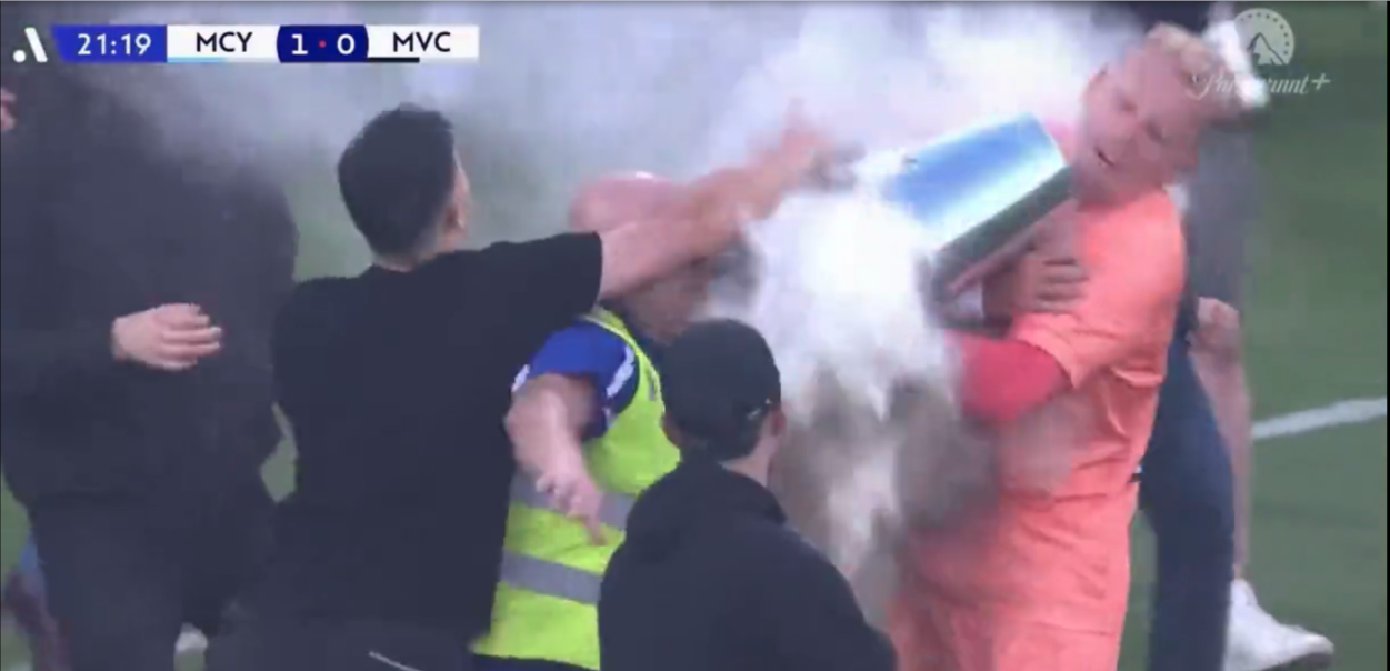 Descontrol en Australia: En un clásico, hinchas agreden al portero rival y el partido se suspendió