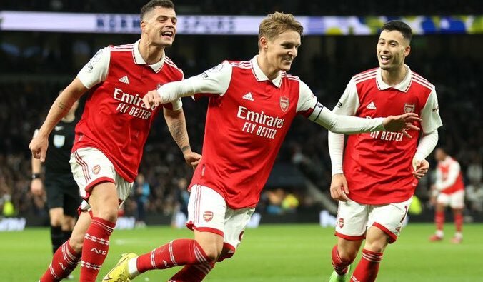 Un Arsenal brillante gana el "derbi" ante Tottenham y es más líder que nunca