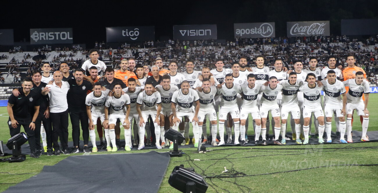 Versus / La noche del Rey Olimpia presentó plantel y nueva indumentaria