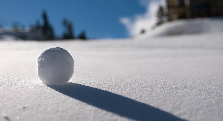 Hinchas europeos se trenzan en una guerra de ¡bolas de nieve!