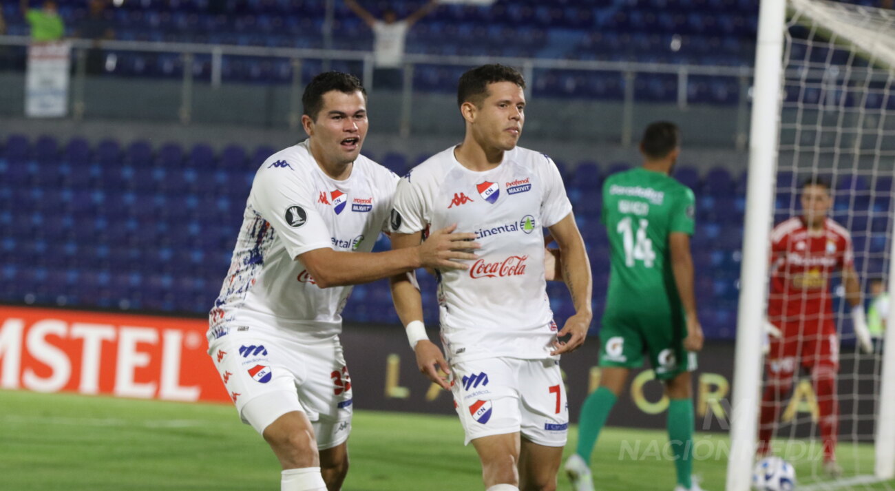 ¡Golpazo tricolor! Nacional saca "dos cabezas" de ventaja en busca de la clasificación