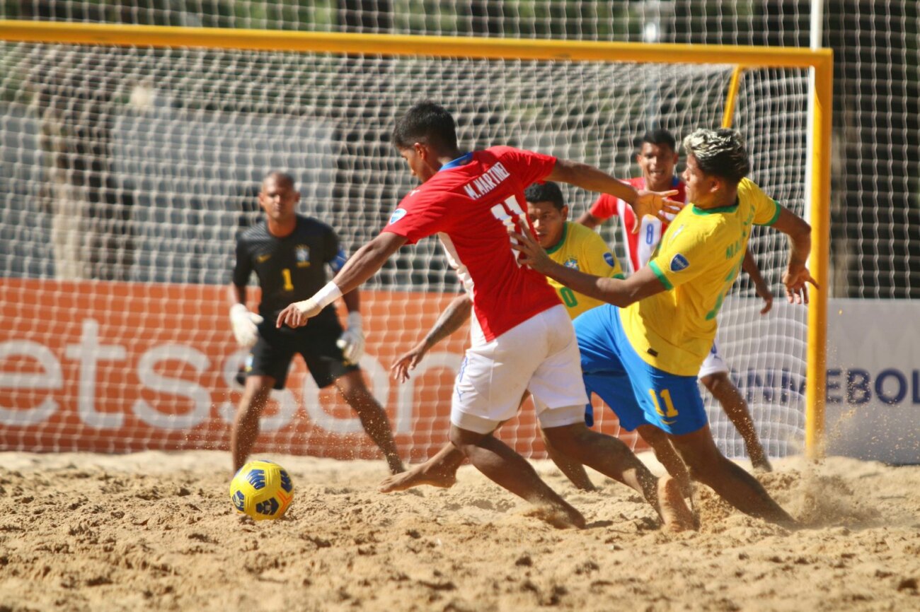 Brasil y Paraguay lideran el Sudamericano de fútbol playa, tras