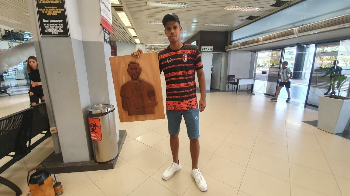 ¡Insólito! El retrato en madera que le quieren hacer llegar a Lionel Messi