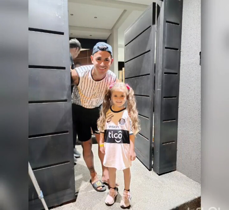 El tierno gesto de Derlis González para una pequeña fan olimpista