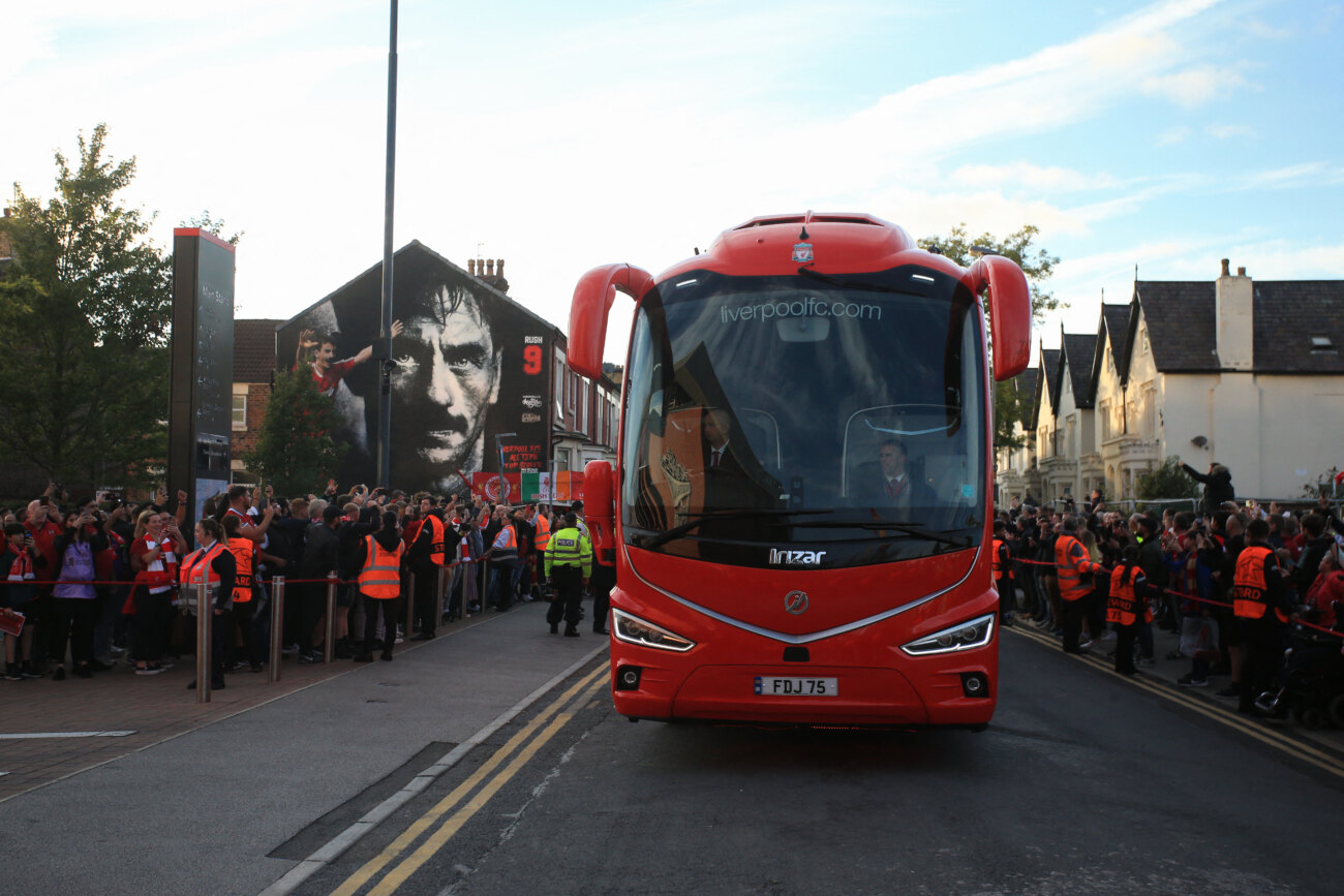 El autobús del Liverpool alcanzado por un proyectil tras el partido contra el City