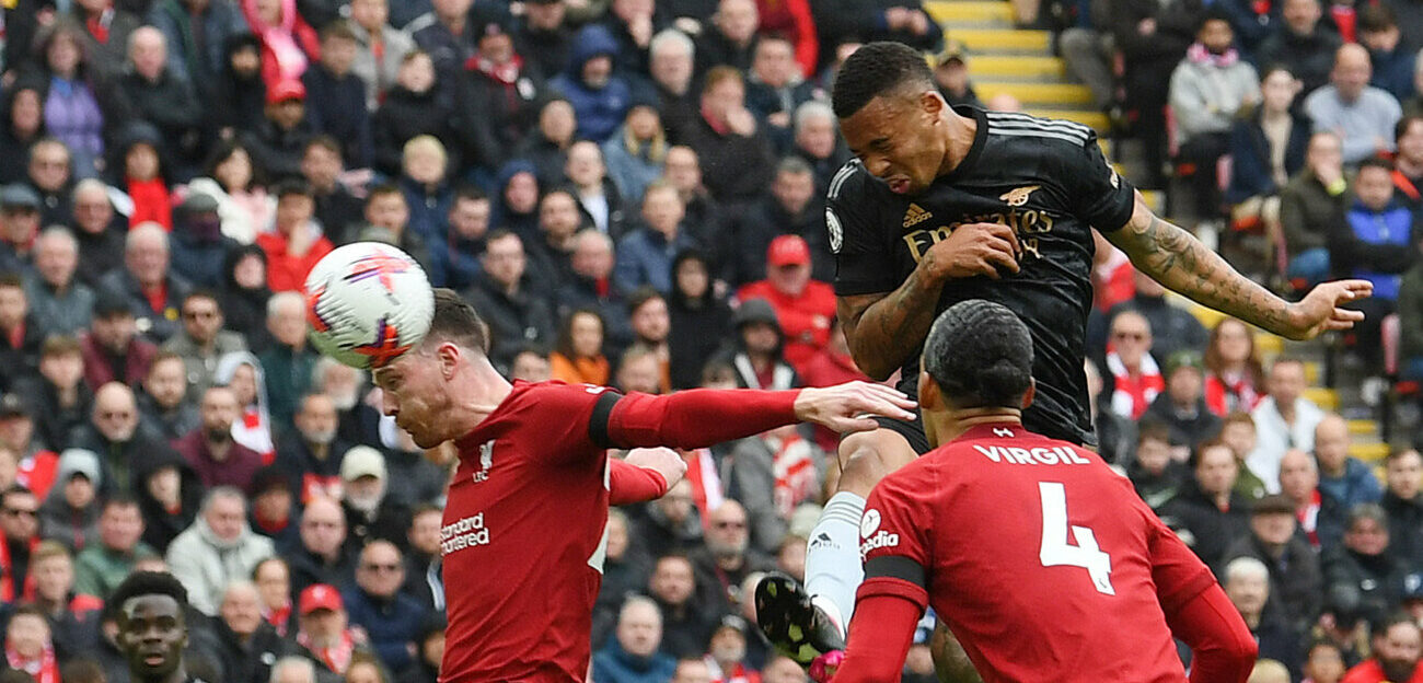 Arsenal deja escapar la victoria en Liverpool y ve cómo se acerca el Manchester City