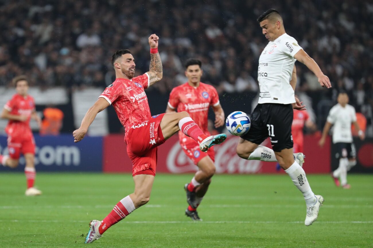 En choque de paraguayos, Argentinos Juniors sorprende al Corinthians en Brasil