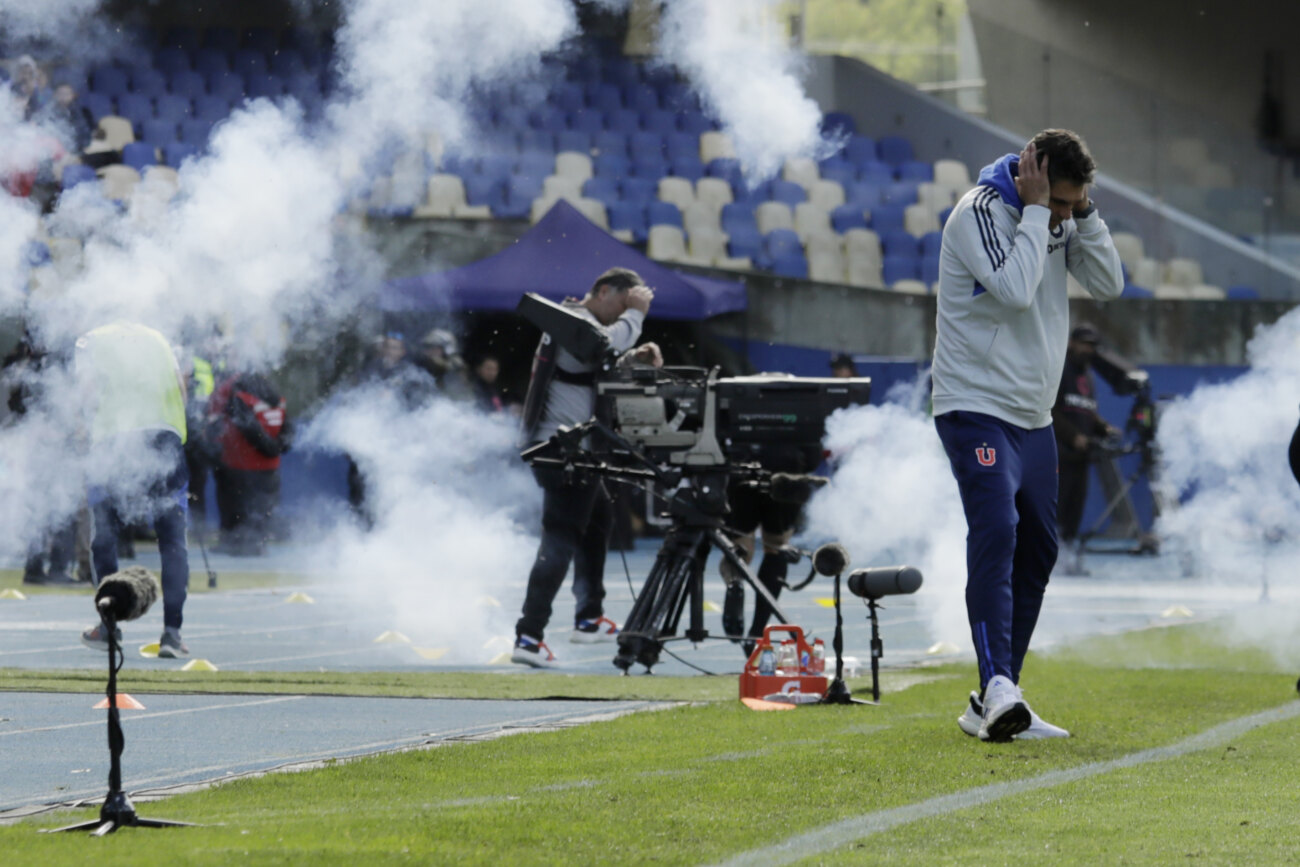 Clásico universitario del fútbol chileno fue suspendido por disturbios