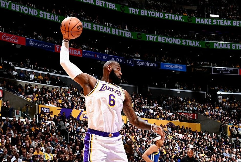 Los Lakers de LeBron arrasaron con los Warriors y Butler impulsa a Miami Heat