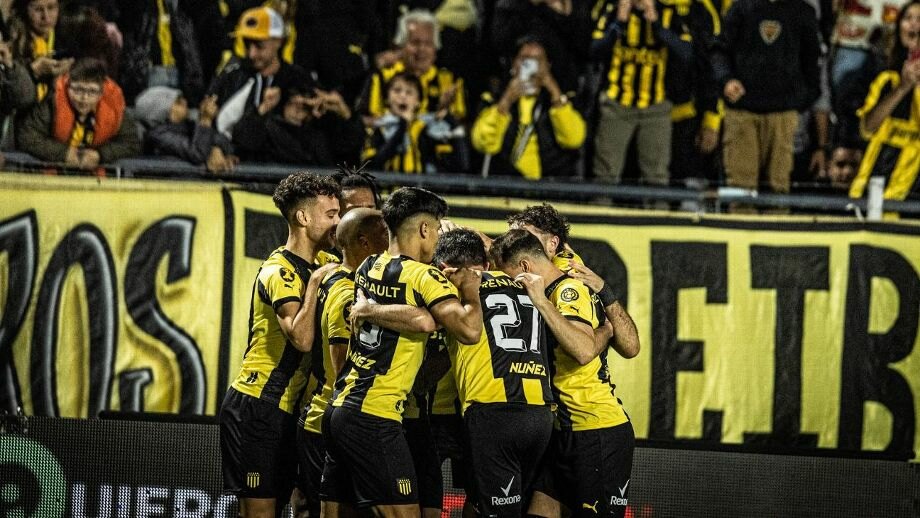 Nacional y Peñarol empataron 2-2 en el clásico del fútbol uruguayo