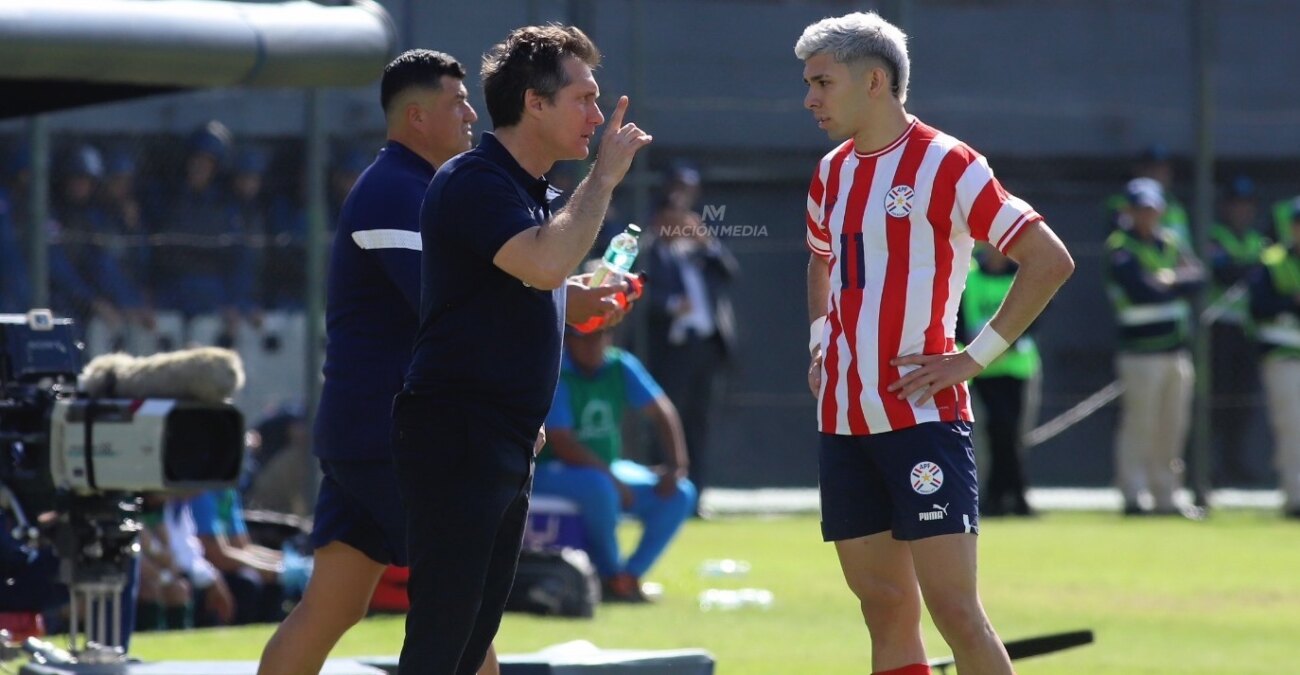 Julio Enciso terminó frustrado y tuvo una larga charla con Barros Schelotto