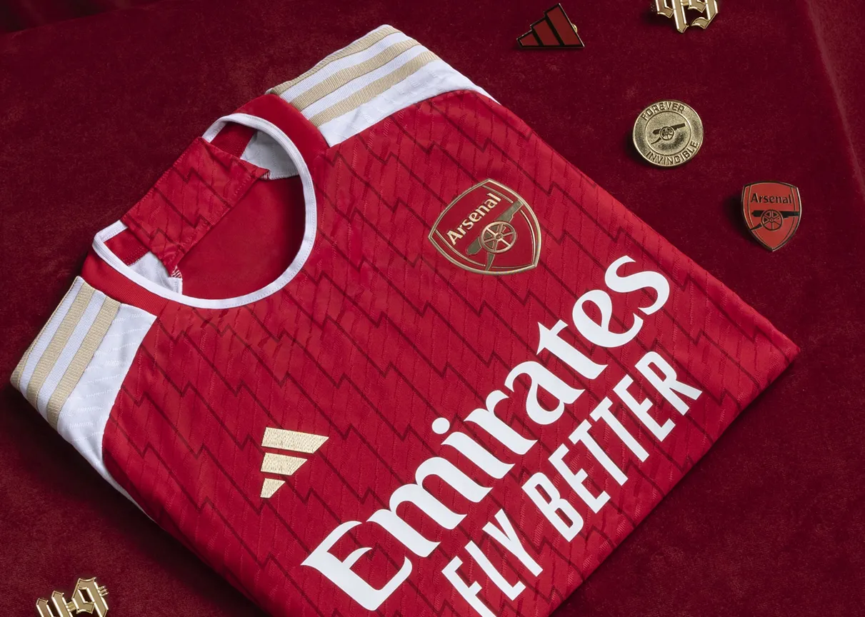Arsenal suspende venta de camisetas por un error de impresión