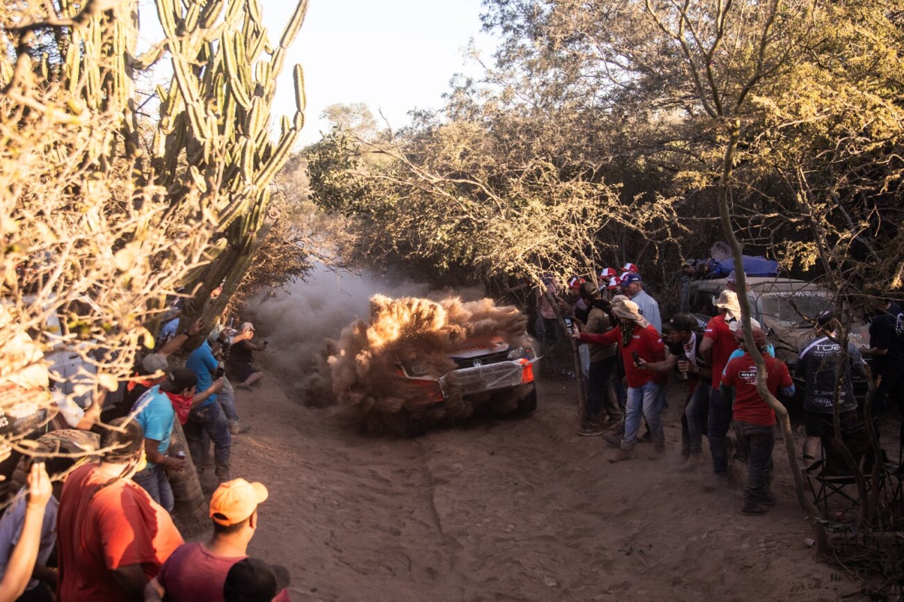 Alonso y Galindo tiñen de naranja la punta en el Chaco
