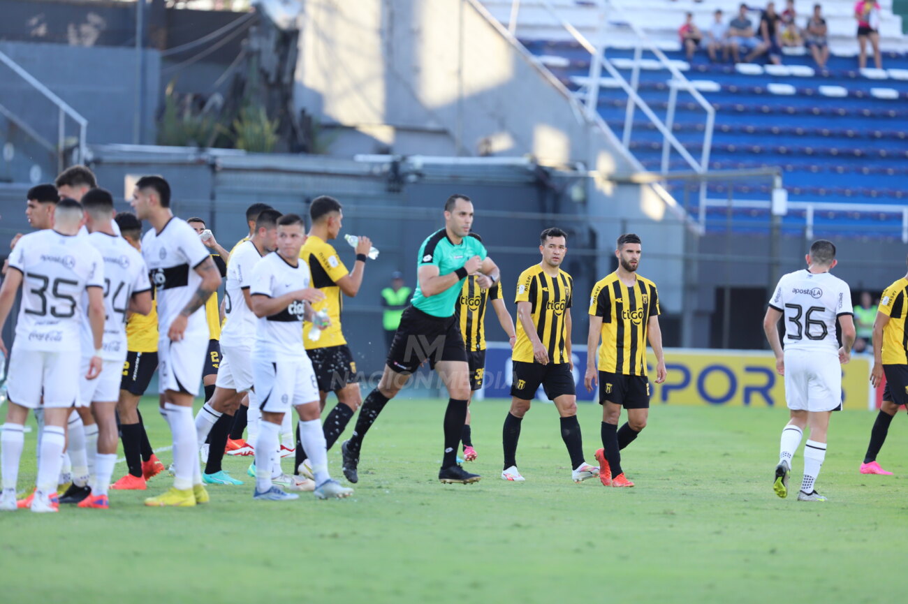 El análisis arbitral del polémico penal para Olimpia: "Realiza un movimiento adicional…"