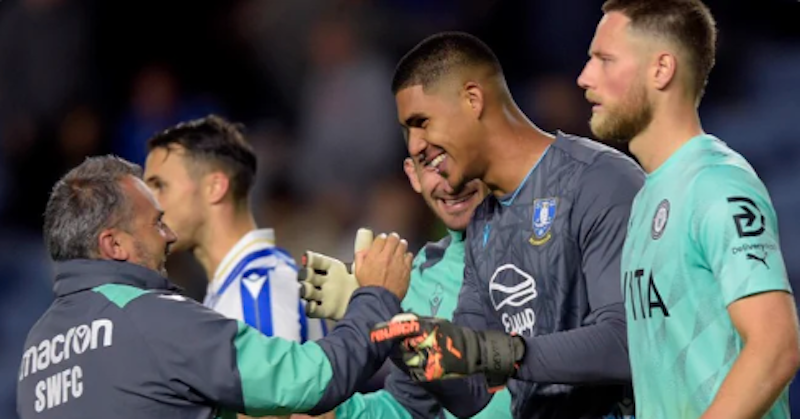 Devis Vásquez debutó en Inglaterra y fue figura tapando dos penales