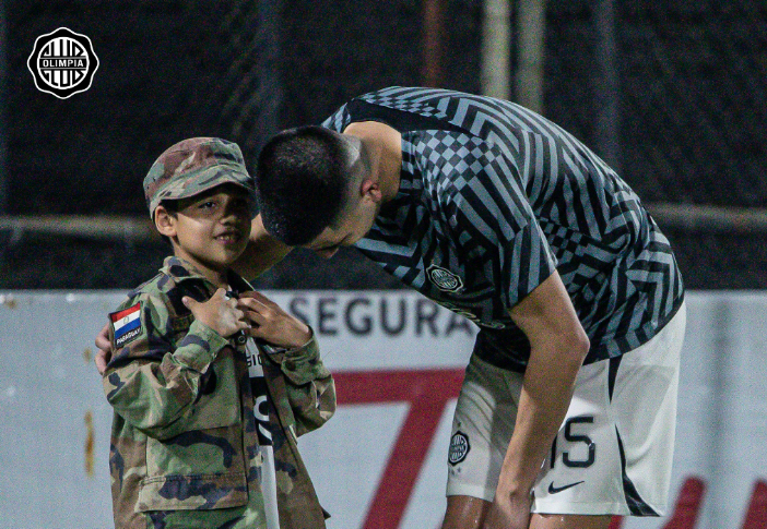 Mateo Gamarra y una tierna imagen con joven hincha franjeado