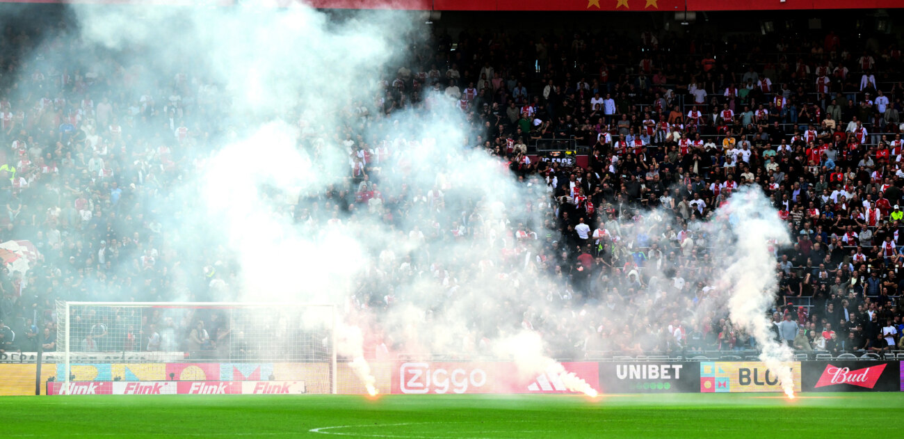El clásico neerlandés entre Ajax y Feyenoord fue suspendido por vandalismo