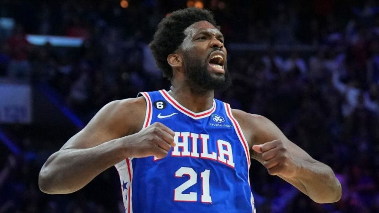 Embiid anota la canasta de la victoria de los Sixers sobre Mavericks en la NBA