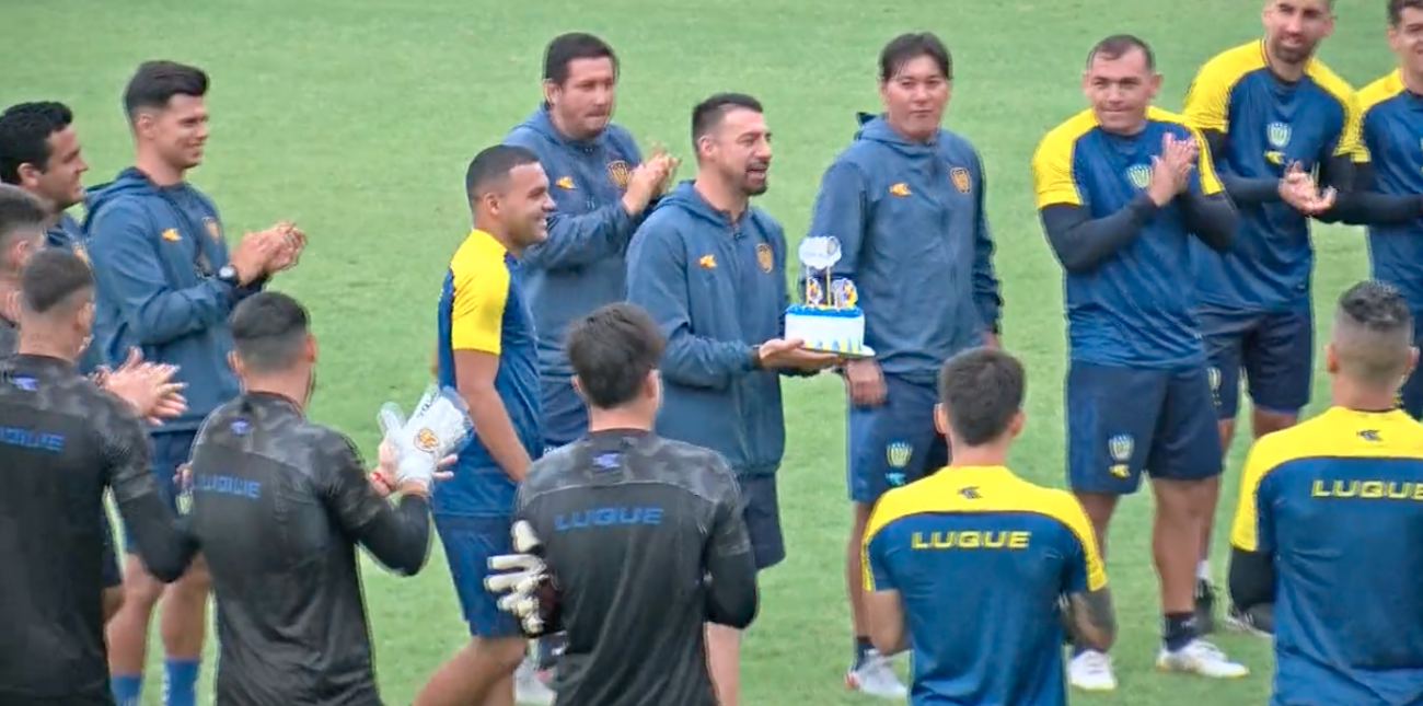 ¡A carrera baqueta! Los jugadores de Luqueño festejaron el cumpleaños de Julio Cáceres
