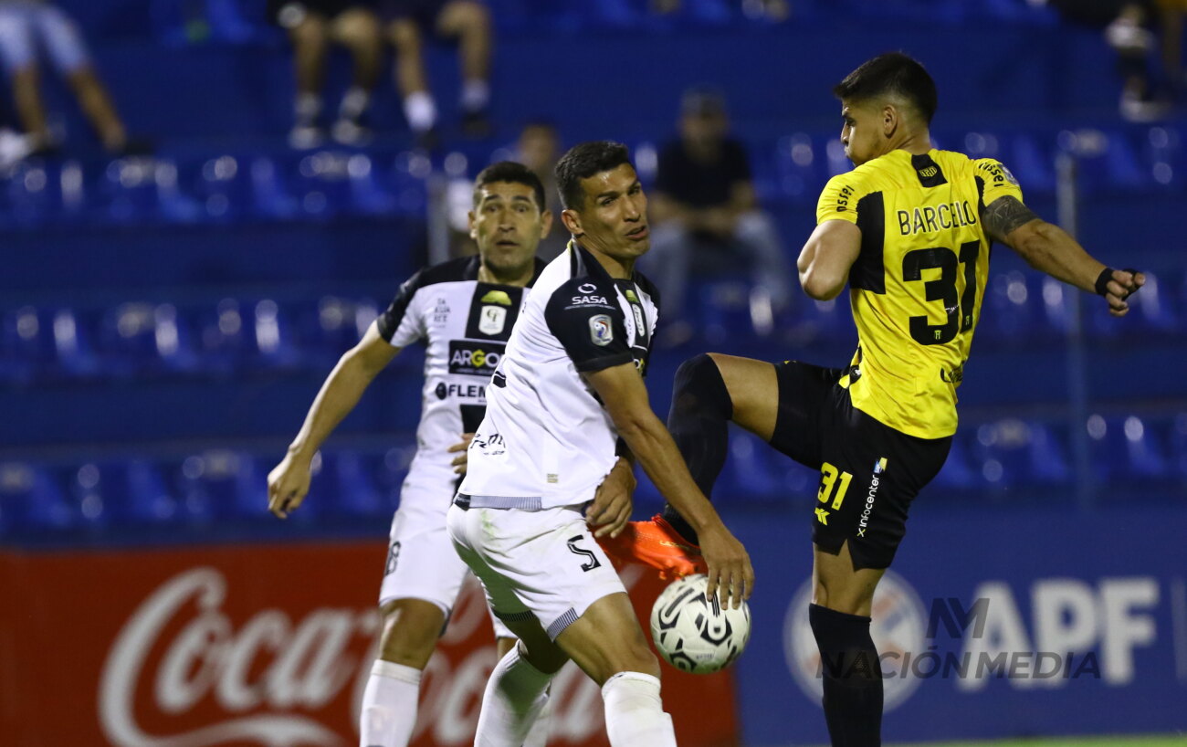 Guaraní no quiere bajarse y debe cumplir ante un necesitado Tacuary