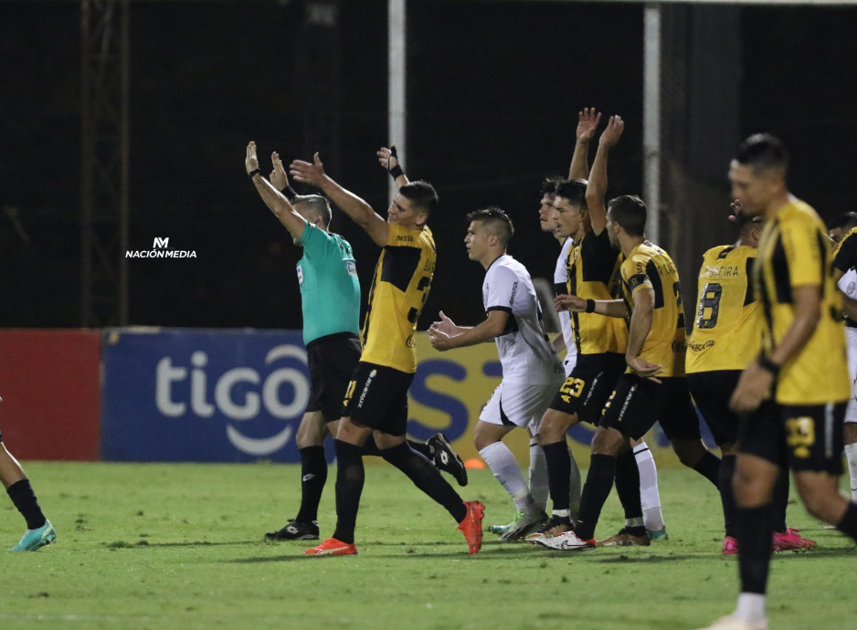 La polémica mano que el VAR cobró a Richard Prieto y privó a Guaraní del empate contra Olimpia 