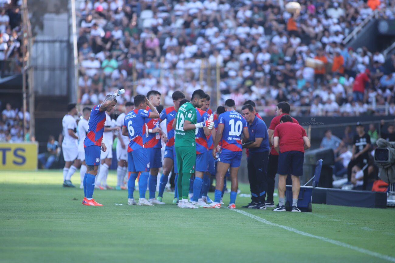 La jugada que todo Cerro protestó justo antes de la expulsión de Miguel Martínez