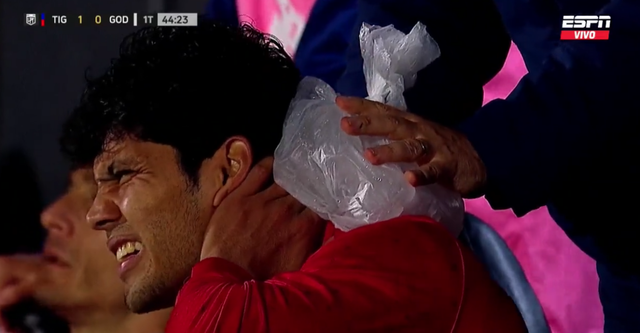 Preocupación: Robert Rojas venía haciendo un partidazo, pero tuvo que salir por lesión