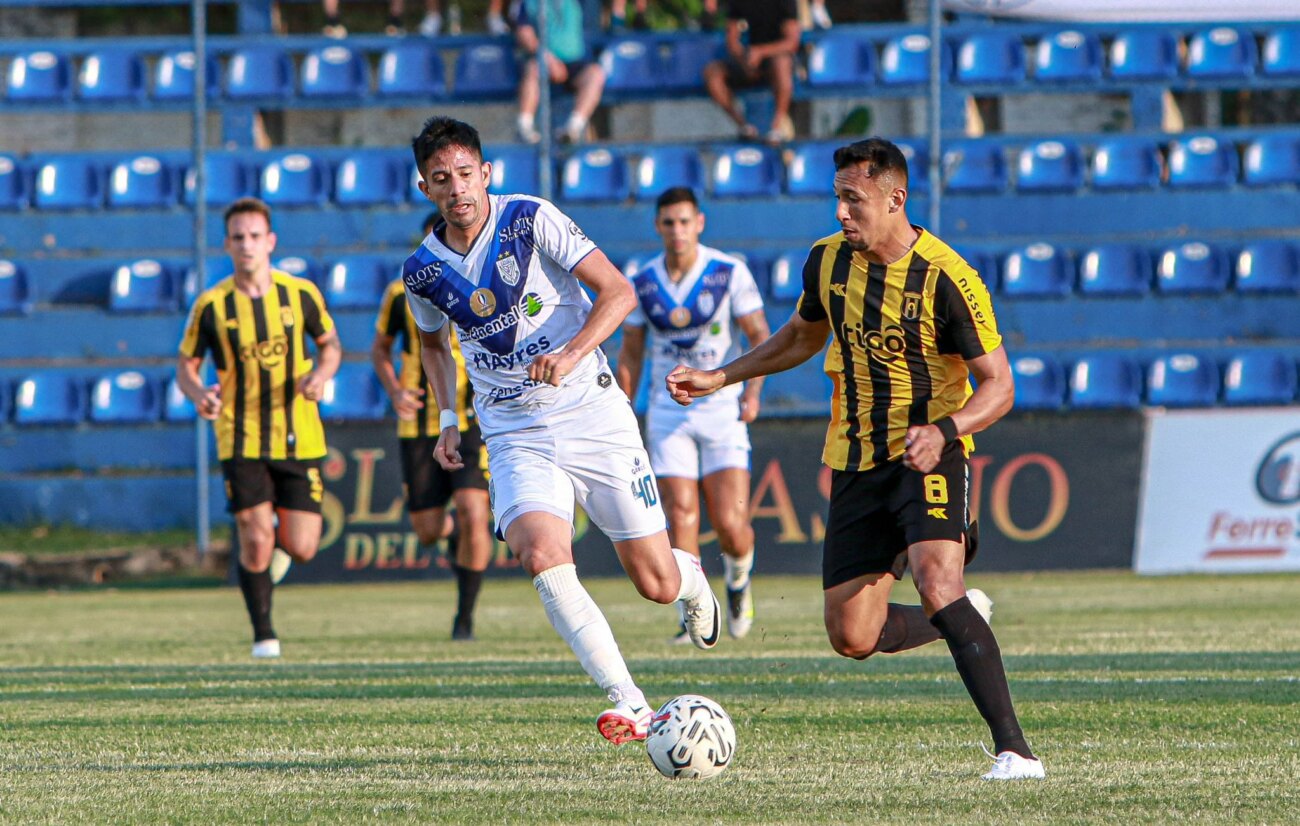 Con muchas polémicas pero sin ganador: Ameliano y Guaraní reparten puntos en Villa Elisa