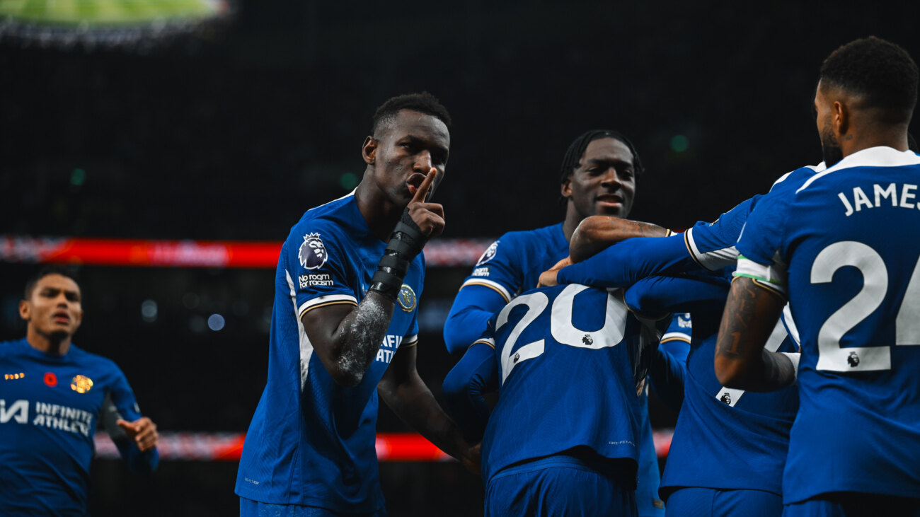 Tottenham, con nueve, deja ante Chelsea el invicto y el liderato en la Premier League