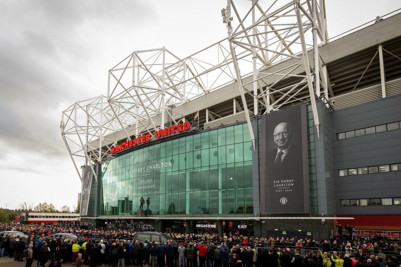 Miles de personas despiden a Bobby Charlton en las calles de Manchester