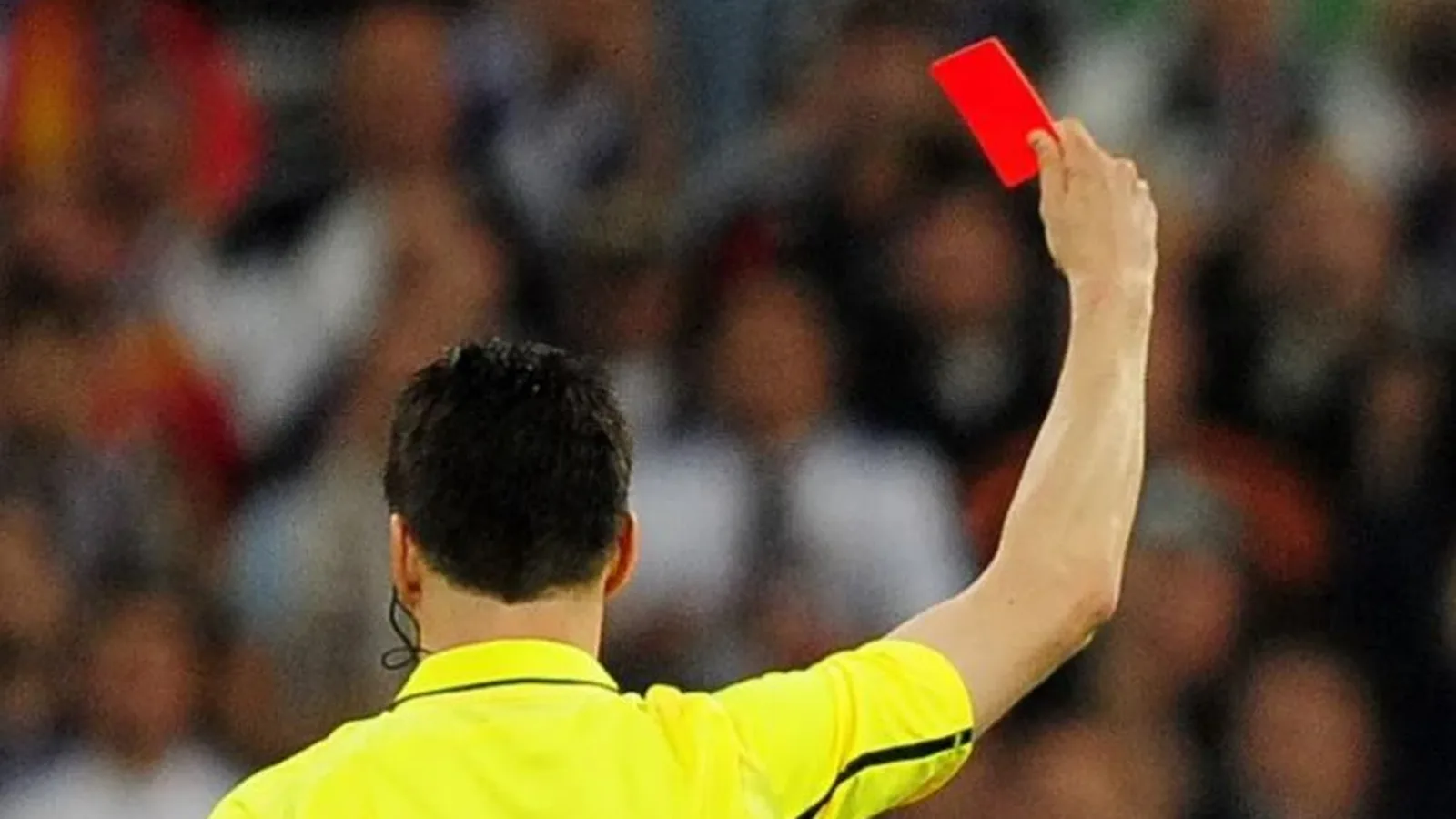 La IFAB recomienda probar las expulsiones temporales en el fútbol profesional