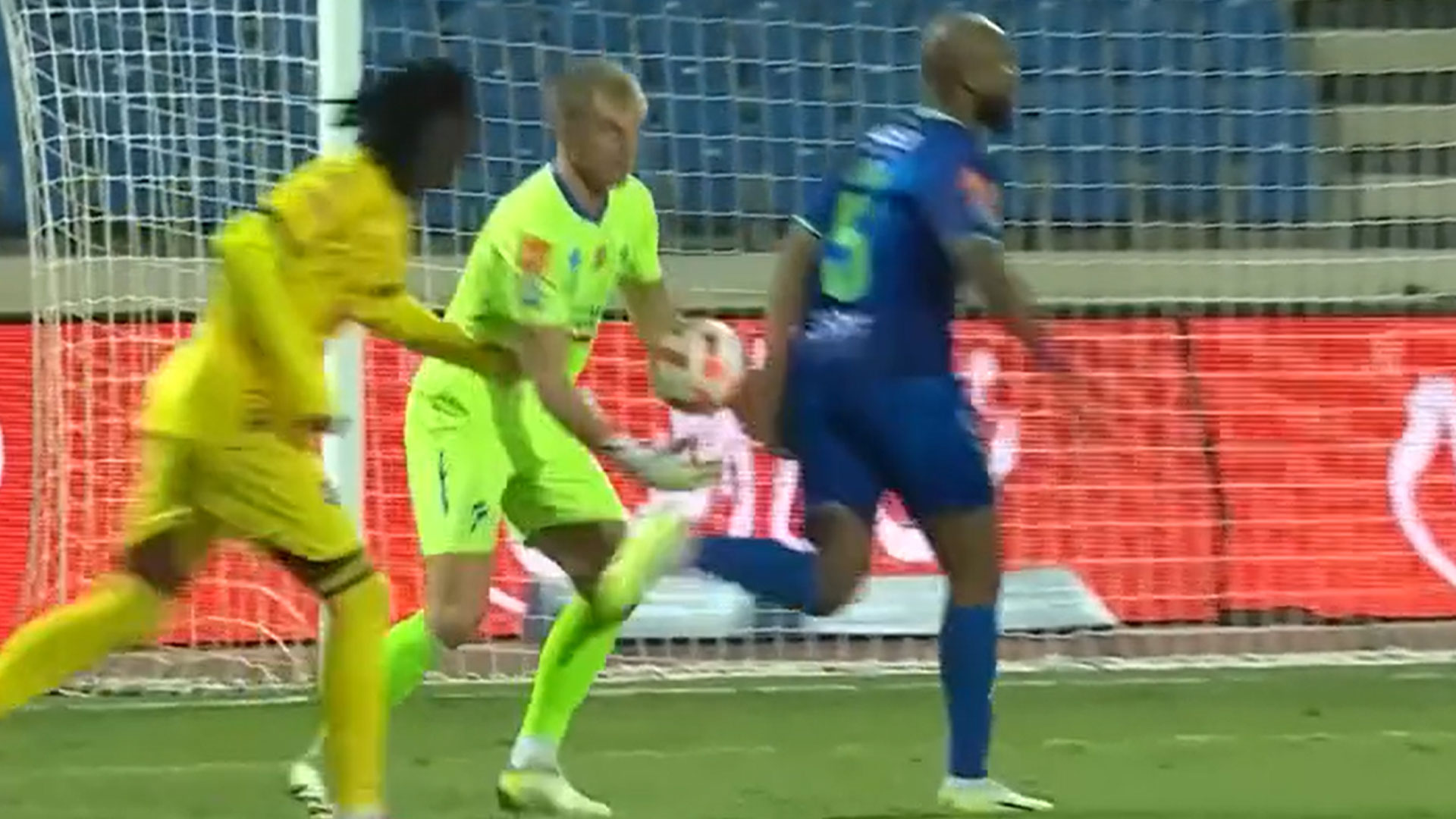 ¡No se puede creer! Provocó un absurdo penal por sacarle la pelota a su propio arquero
