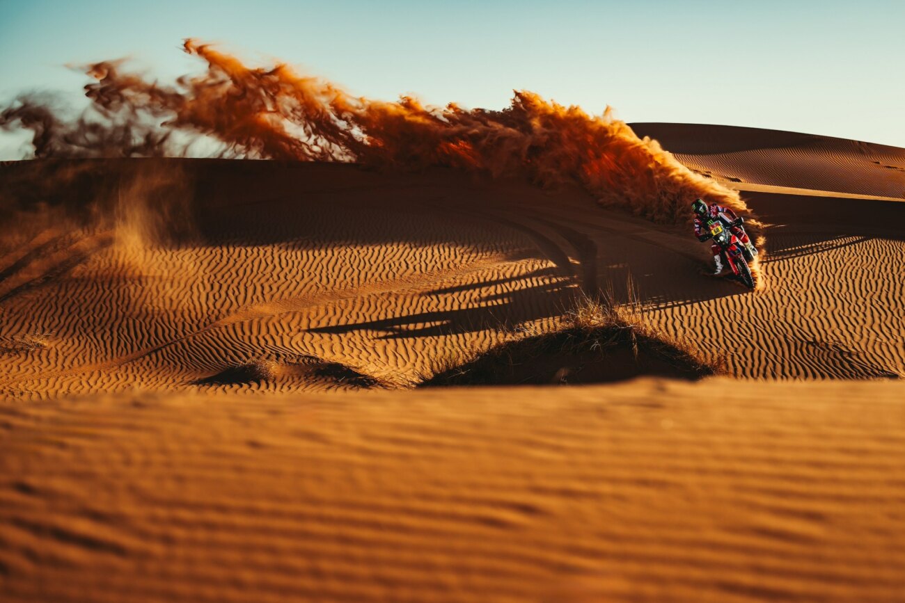 Un corredor de motos español abandona el Dakar tras sufrir una fractura