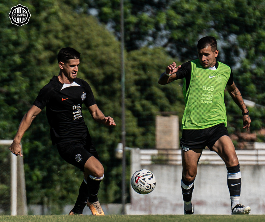 Práctica de fútbol con los posibles once del Olimpia 2024