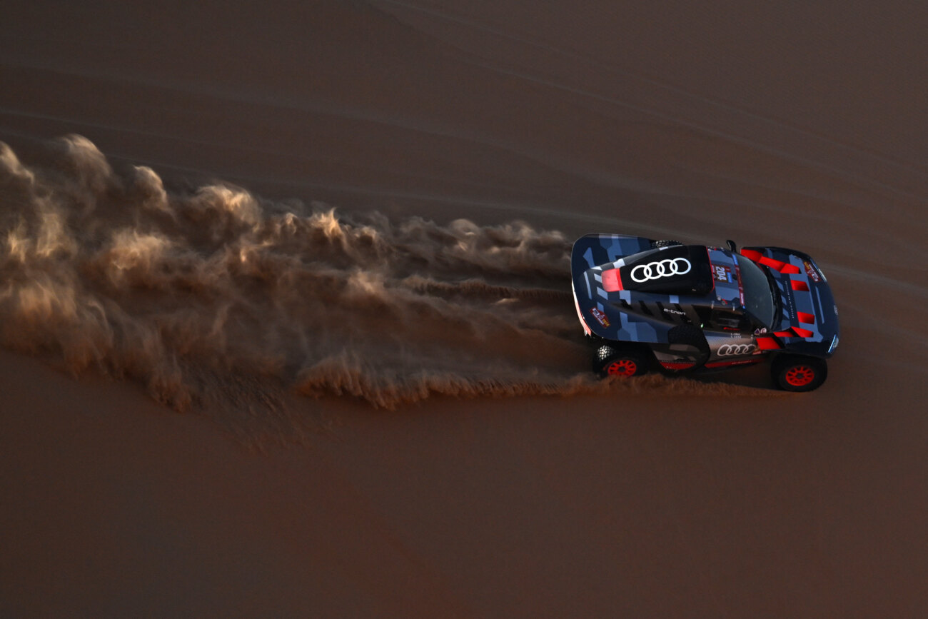 Carlos Sainz, líder virtual del Dakar a mitad de la etapa maratón