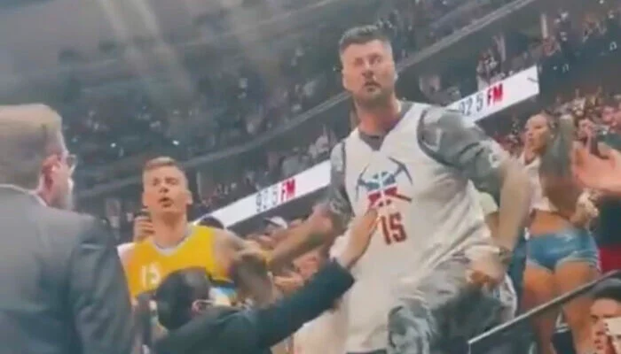 La NBA investiga a hermano de Jokic por golpear a un aficionado