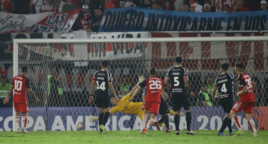 Libertad se cae sobre el final ante River y complica sus chances en la Libertadores