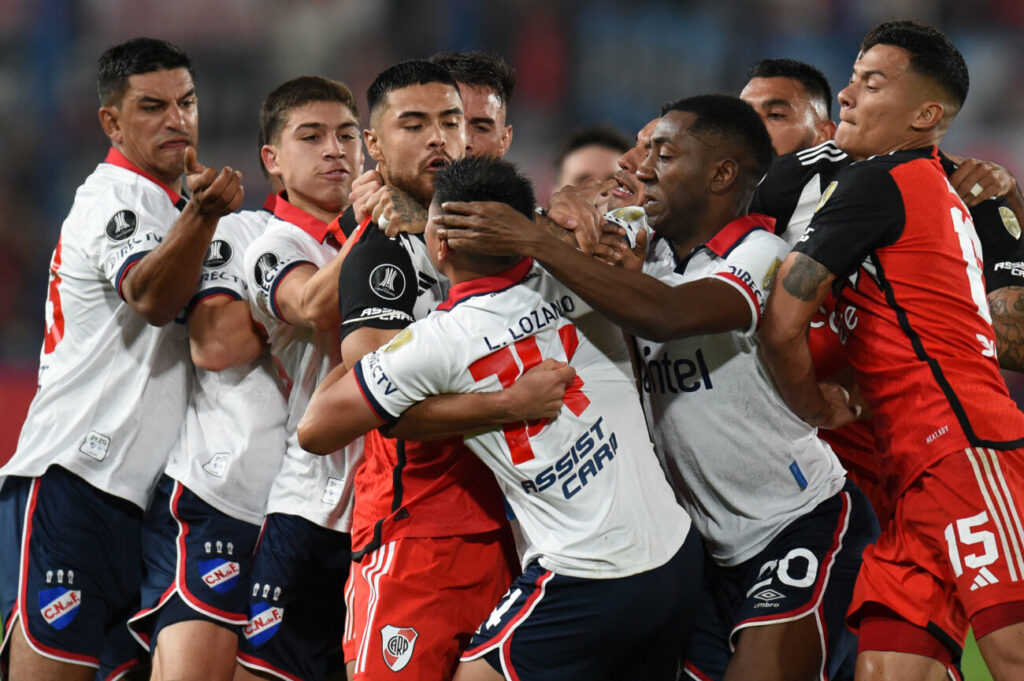 Nacional logra heroico empate ante River Plate y deja muy mal parado a Libertad