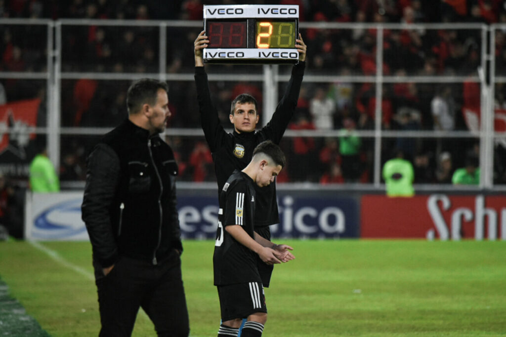 Jugador de 14 años se convierte en el debutante más joven en el fútbol argentino