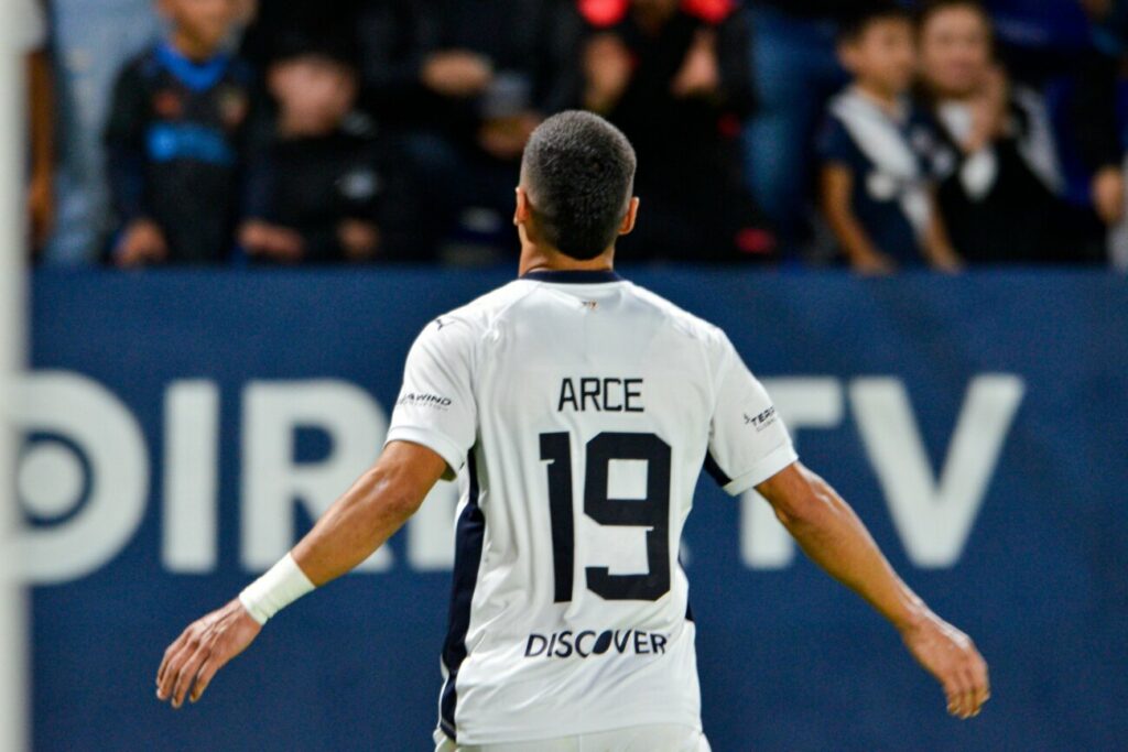 Alex Arce y un nuevo gol con LDU que empató ante Independiente del Valle