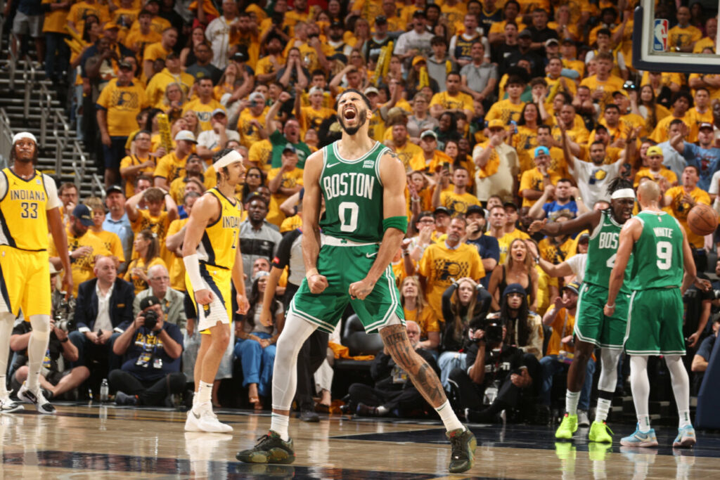 Celtics remontan en Indiana y acarician el boleto a las Finales